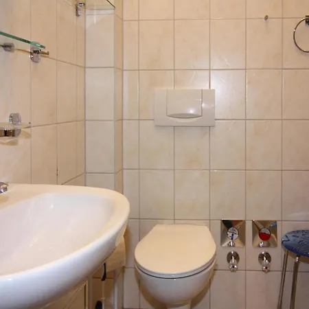 Sea Noise, Ahlbeck Daire